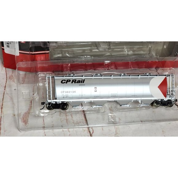 Inter Mountain Railway Co.45221-05 Cylindrical Covered CP Silver Car Model Train - Picture 3 of 11